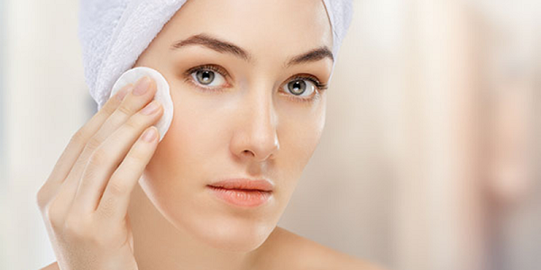 Việc làm sạch giúp da thông thoáng, hạn chế nguy cơ bít tắc lỗ chân lông trong suốt cả ngày.