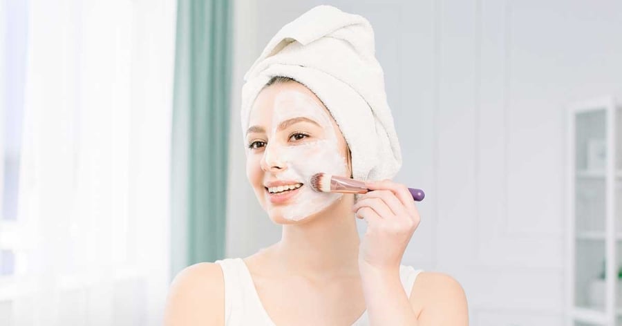 Da dầu mụn nên được làm sạch hai bước vào buổi tối để loại bỏ hoàn toàn bã nhờn và cặn bẩn tích tụ trong ngày