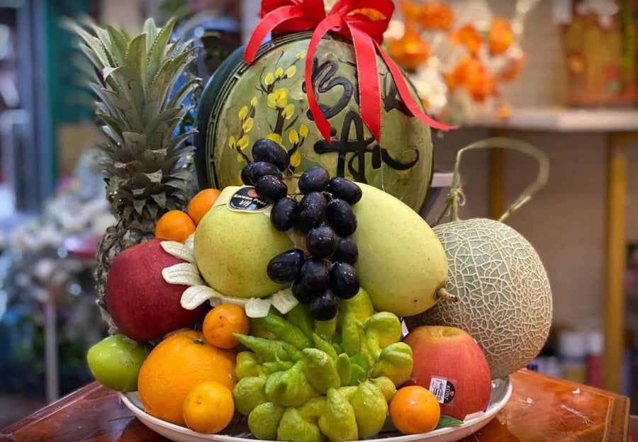 Mâm ngũ quả là thứ gần như bắt buộc phải có trên ban thờ ngày Tết của mọi gia đình Việt. Không đơn thuần là bày trái cây cho đẹp mắt, mâm ngũ quả tượng trưng cho ước nguyện sung túc, đủ đầy, con cháu sum vầy trong năm mới.