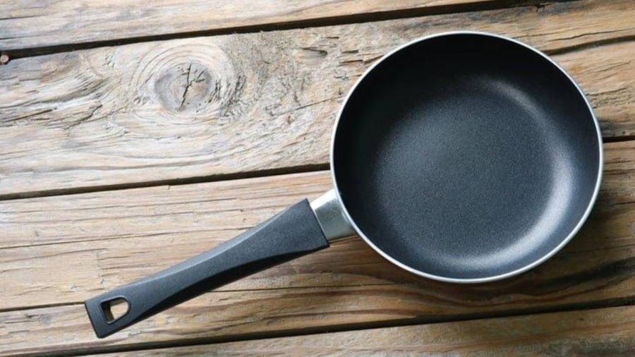 Trước tiên, đổ một lượng sữa vừa đủ để phủ kín đáy chảo (có thể dùng sữa tươi không đường hoặc có đường). 