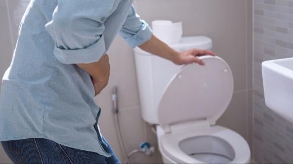 Ngoài ra, nước tiểu có nhiều bọt, màu sẫm hơn bình thường cũng là những dấu hiệu đáng lưu ý. 