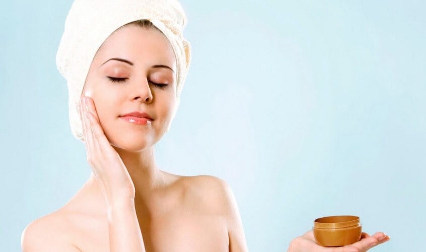 Bước đầu tiên là làm sạch nhẹ nhàng bằng nước ấm hoặc sữa rửa mặt dịu nhẹ để loại bỏ bã nhờn tích tụ qua đêm. 