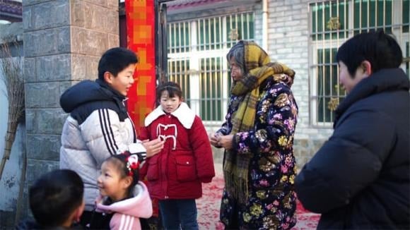 Trong dòng họ, luôn có những người thích bàn tán, thêu dệt chuyện riêng của người khác. 