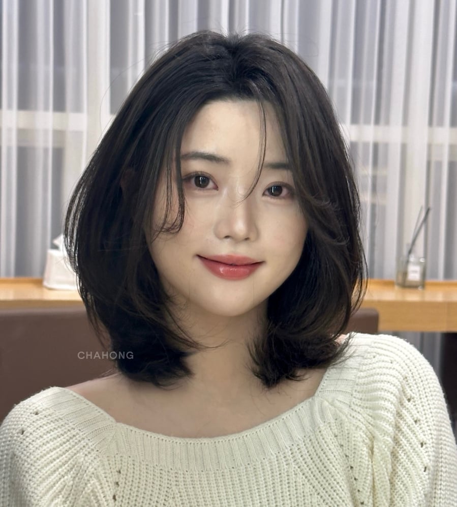 Xu hướng Tết 2026 ưu tiên kiểu layer mềm mại, không quá cầu kỳ, phù hợp với cả phong cách thường ngày lẫn những dịp gặp gỡ đầu năm.