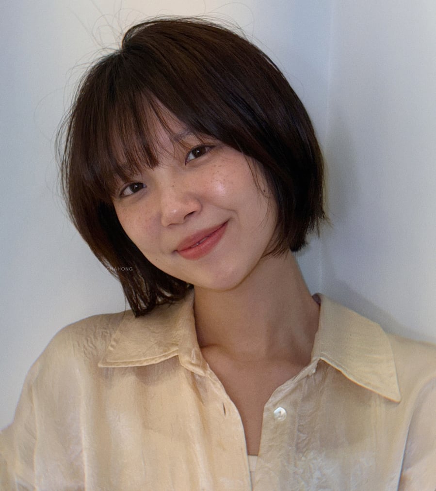 Kiểu tóc này tạo cảm giác dịu dàng, nữ tính nhưng vẫn giữ được nét hiện đại, dễ kết hợp với nhiều trang phục ngày Tết như áo dài cách tân hay váy liền thanh lịch.