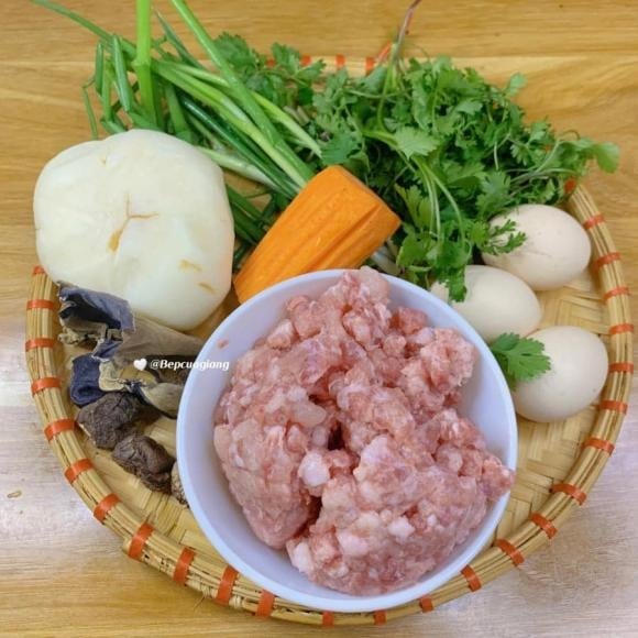 Cho thịt heo xay, cà rốt, củ đậu, hành lá, rau mùi, mộc nhĩ và nấm hương vào một bát lớn.