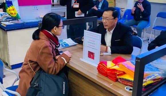 Người có công giúp đỡ cách mạng đang hưởng trợ cấp nuôi dưỡng hằng tháng hoặc trợ cấp hằng tháng, thuộc diện nhận quà của Chủ tịch nước, sẽ được địa phương hỗ trợ thêm tiền quà Tết Nguyên đán trong giai đoạn 2026–2030. 