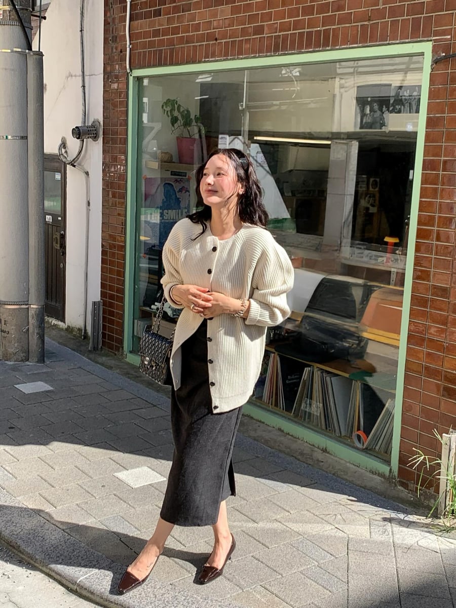  Cardigan có thể kết hợp linh hoạt với váy liền, quần jeans hay chân váy midi, mang lại vẻ ngoài dịu dàng nhưng vẫn trẻ trung.