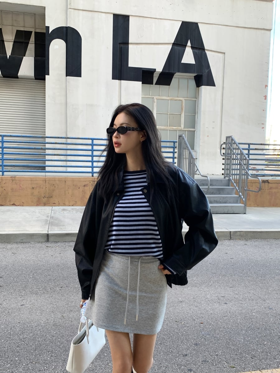 Kiểu áo này đặc biệt phù hợp với những dịp chụp ảnh đầu năm, mang lại cảm giác sinh động và tràn đầy năng lượng.