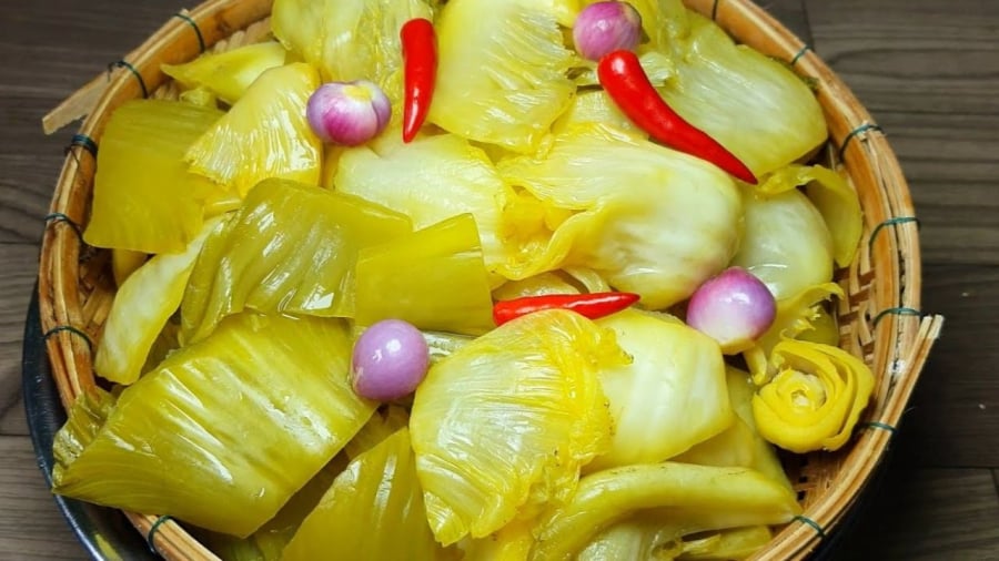 Tùy theo điều kiện thời tiết, sau khoảng 2 ngày, dưa sẽ bắt đầu có vị chua và có thể ăn được.