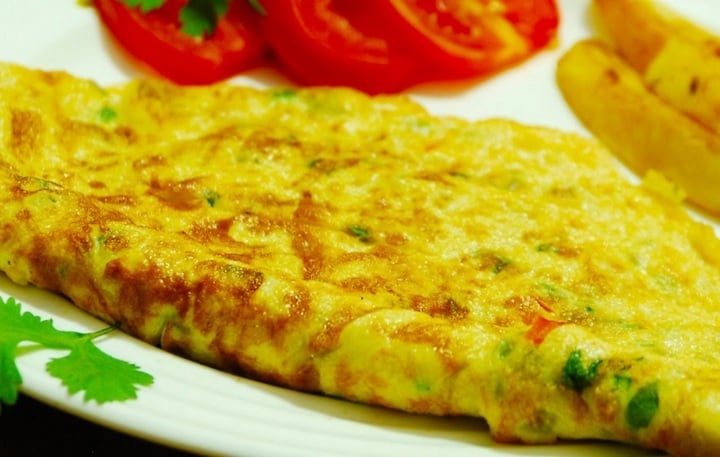 Nhiều người thắc mắc: trứng vẫn từng đó, tại sao lại có cảm giác rán lên nhiều hơn? Bí quyết nằm ở độ phồng và kết cấu của trứng sau khi chiên. Khi trứng nở xốp, miếng trứng sẽ dày hơn, bông hơn, nhìn đầy đặn hơn rất nhiều so với trứng rán kiểu thông thường.