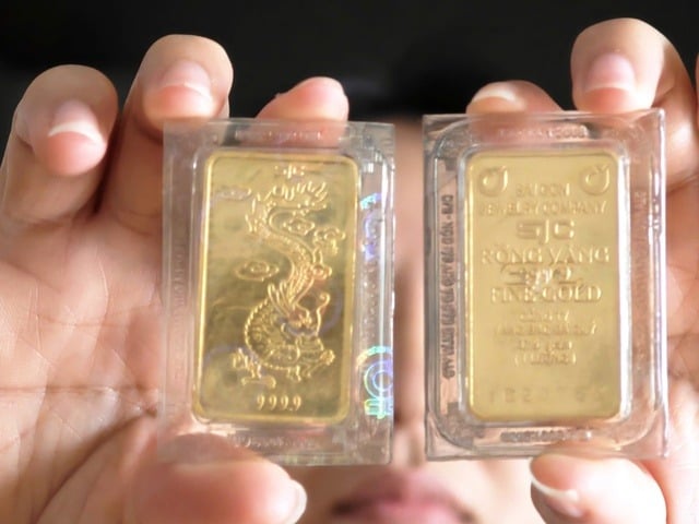 Trong khi đó, Công ty Phú Quý cũng nâng giá mua vào lên 177,2 triệu đồng/lượng, bán ra 180,2 triệu đồng/lượng. Như vậy, chỉ sau 3 phiên giao dịch đầu tuần, giá vàng miếng SJC đã tăng tổng cộng 14,2 triệu đồng mỗi lượng.    