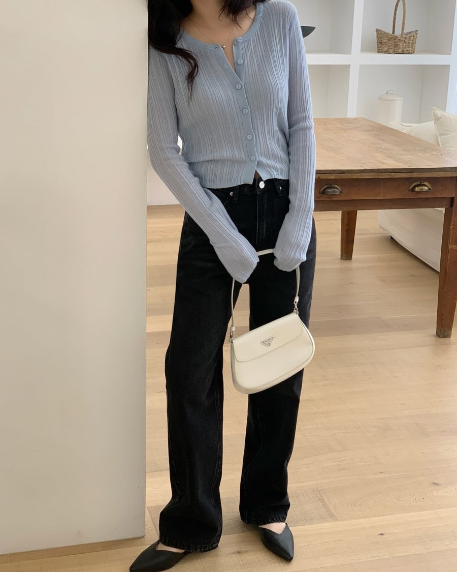  Các gam màu dịu như hồng phấn, xanh nhạt, tím lavender hay vàng nhạt giúp tổng thể trở nên tươi sáng hơn, đồng thời làm mềm đi sắc đen vốn trầm ổn.