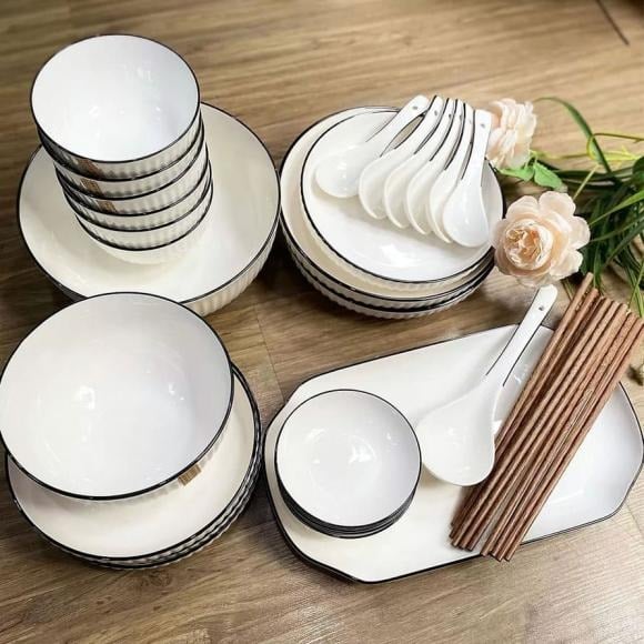 Trong đời sống xưa, người ta thường dùng hình ảnh “bát cơm” để nói về kế sinh nhai ổn định.