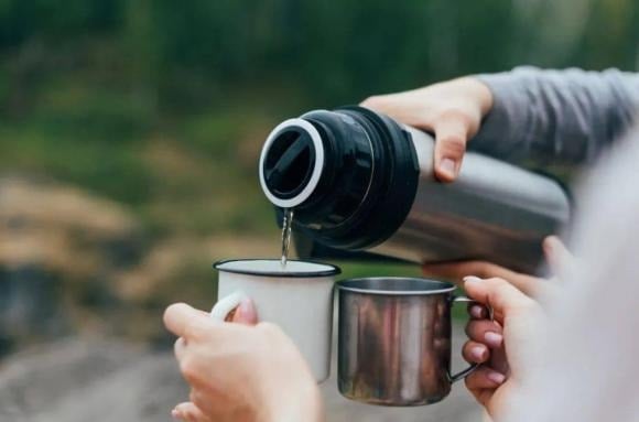 Nhiều người có thói quen uống nước rất nóng, bao gồm trà hay canh, với suy nghĩ tốt cho sức khỏe.