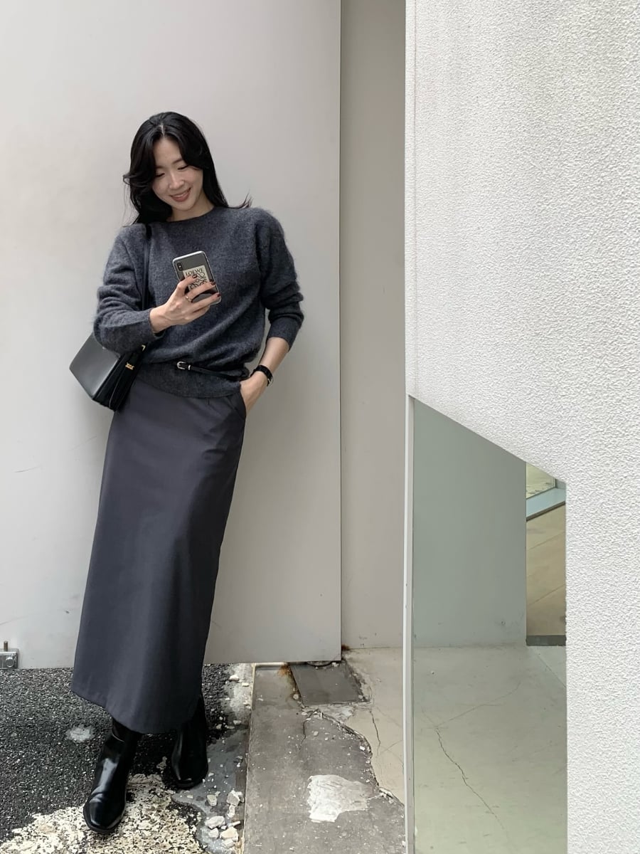 Khi đi cùng chân váy suông hoặc chữ A, tổng thể outfit vẫn giữ được sự tinh tế mà không hề đơn điệu.