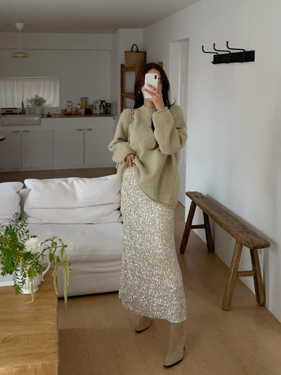  Chính cách kết hợp giữa điểm nhấn nổi bật và sự tối giản khéo léo đã giúp công thức này trở nên cuốn hút và dễ ứng dụng trong những ngày đầu năm.