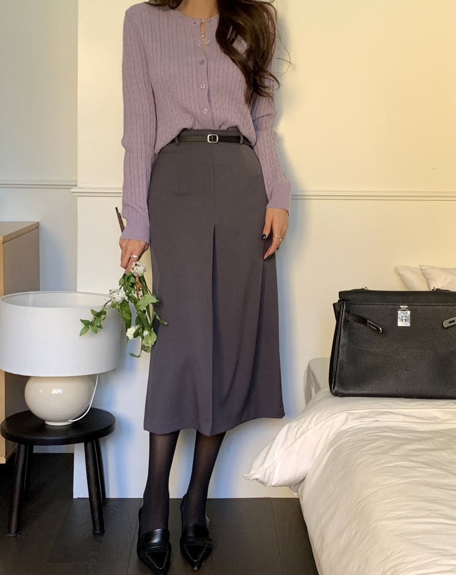 Khi phối cùng áo sáng màu, tổng thể trang phục trở nên hài hòa, giữ được nét thanh lịch mà không quá phô trương.