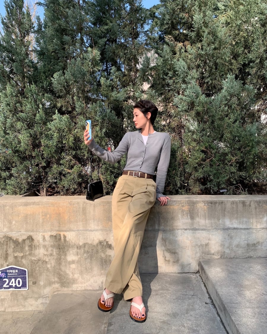 Trắng và be luôn là lựa chọn “dễ tính” khi đi cùng quần sáng màu.