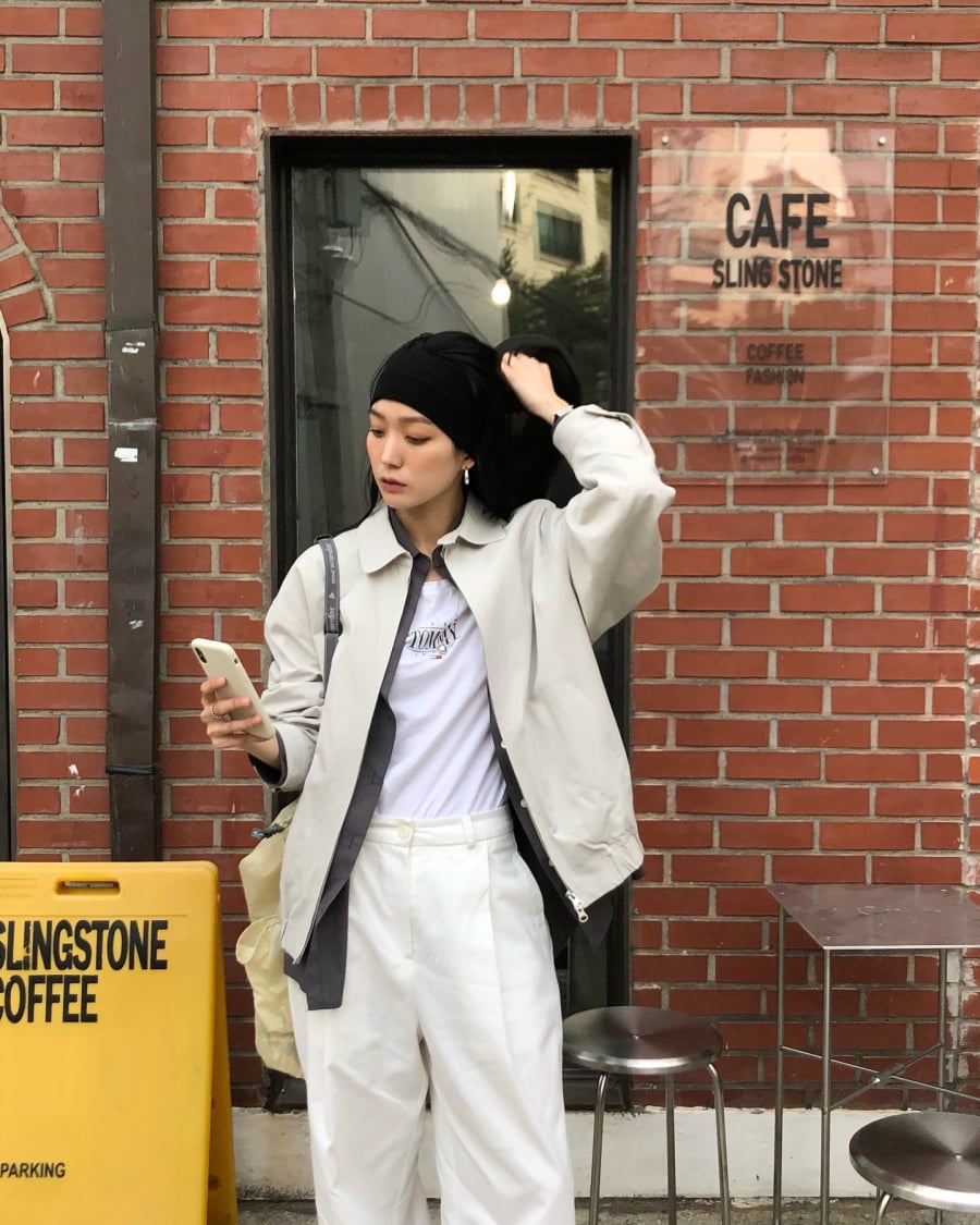 So với trắng hay be, áo xám giúp set đồ trông “cool” hơn nhưng vẫn giữ được sự hài hòa.