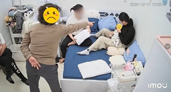Cụ thể, vào khoảng 22h ngày 17/12/2024, trong thời gian ở cữ, người phụ nữ đang ngồi trên giường ôm con nhỏ, bên cạnh có người giúp việc.
