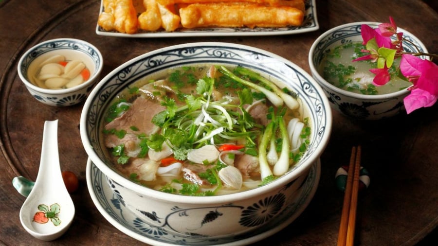 Một bát phở nóng sẽ giúp bạn nhanh chóng lấy lại năng lượng, tạo cảm giác tỉnh táo hơn sau khi uống rượu.