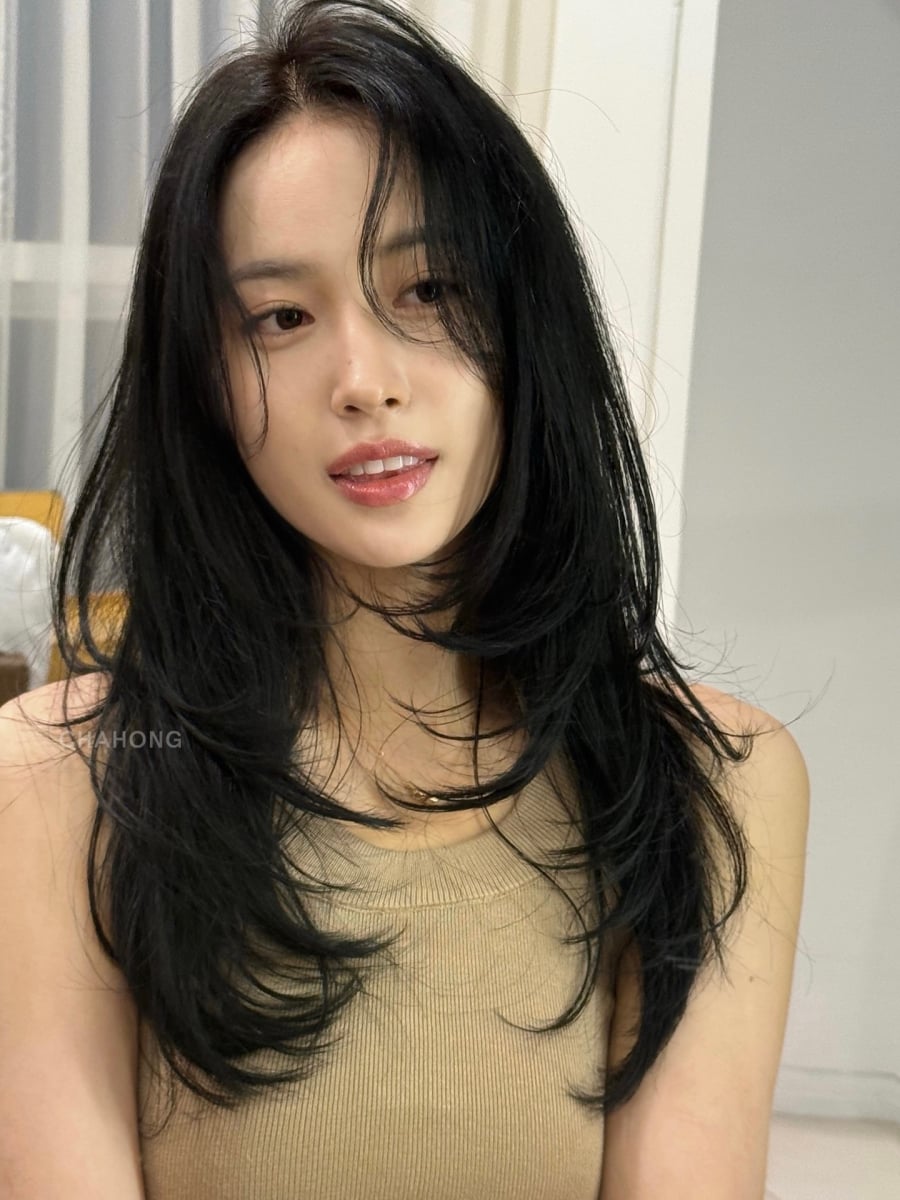  Phần tóc được tỉa layer nhẹ tạo độ bồng bềnh, kết hợp đuôi cụp giúp mái tóc trông dày dặn và vào nếp hơn. Nhờ đó, gương mặt cũng trở nên mềm mại và cân đối.