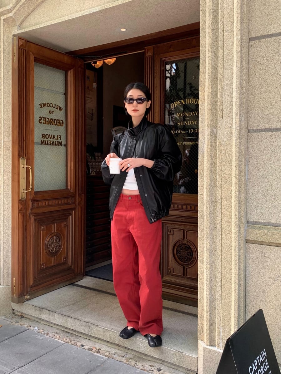  Công thức này đặc biệt phù hợp với những ai mới bắt đầu thử nghiệm quần màu nổi hoặc pastel.