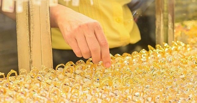 Ở phân khúc vàng miếng, các thương hiệu lớn như SJC, PNJ, DOJI, Bảo Tín Minh Châu và Bảo Tín Mạnh Hải cùng điều chỉnh giá về 169,2 – 172,2 triệu đồng/lượng, giảm 5 triệu đồng/lượng ở cả hai chiều mua vào và bán ra so với phiên trước.    