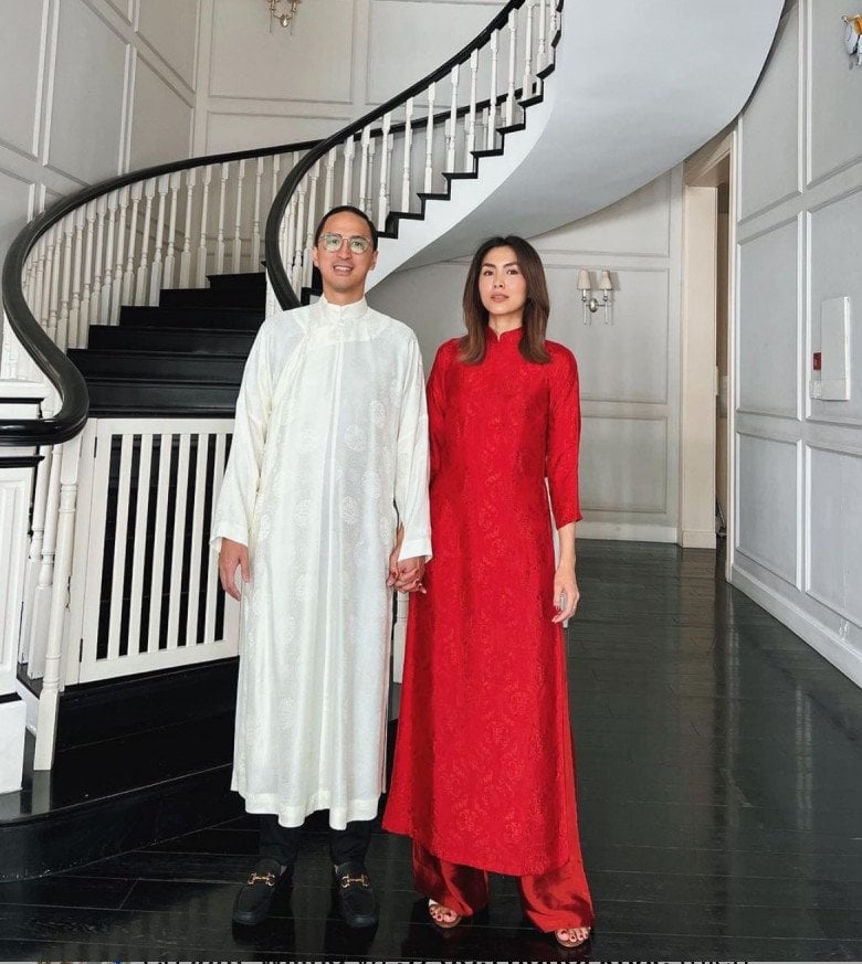 Chất liệu vải mềm, có độ rủ tự nhiên cũng là yếu tố quan trọng, giúp tà áo rơi nhẹ, không bám sát vào vùng đùi hông, mang lại tổng thể thanh thoát hơn.