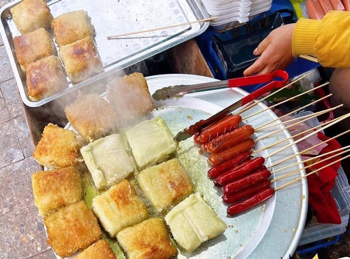 Đợi cho một mặt của bánh chưng vàng thì lật mặt. Rán mặt kia bình thường sau đó lại ấn và vun lại thành miếng tròn rán vàng mặt tiếp theo. Sau khi hai mặt cứng hơn thì lật đi lật lại dễ dàng hơn.