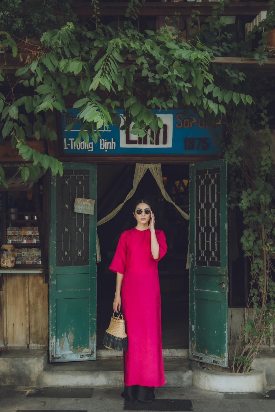 Những thiết kế cổ tròn hoặc cổ đơn giản sẽ giúp thân trên trông nhẹ nhàng hơn so với cổ cao hay chi tiết cầu kỳ.