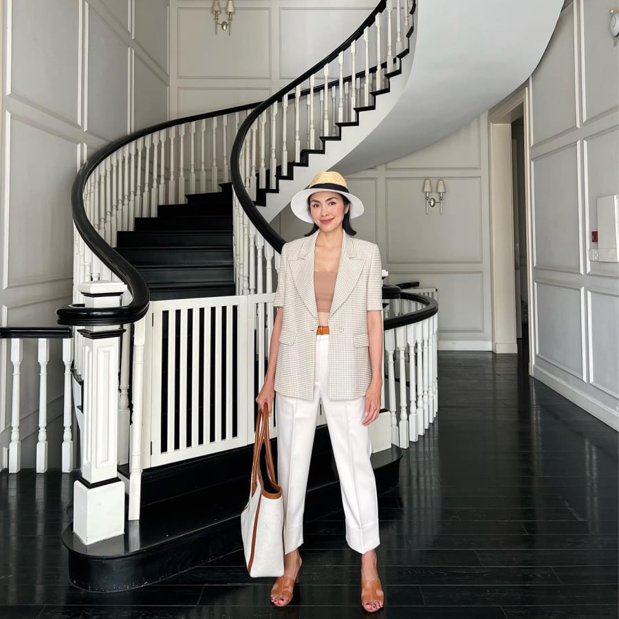 Quần trắng còn đóng vai trò cân bằng màu sắc khi phối cùng áo nổi bật hoặc các gam màu trung tính, giúp tổng thể trang phục sáng sủa và mang hơi thở thời trang rõ nét hơn.