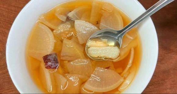 Công thức này đặc biệt phù hợp với người bị ho khan kéo dài, rát họng, cảm giác vướng trong cổ nhưng khó khạc đờm – tình trạng thường gặp khi thời tiết hanh khô hoặc ngồi lâu trong phòng điều hòa, máy sưởi.    