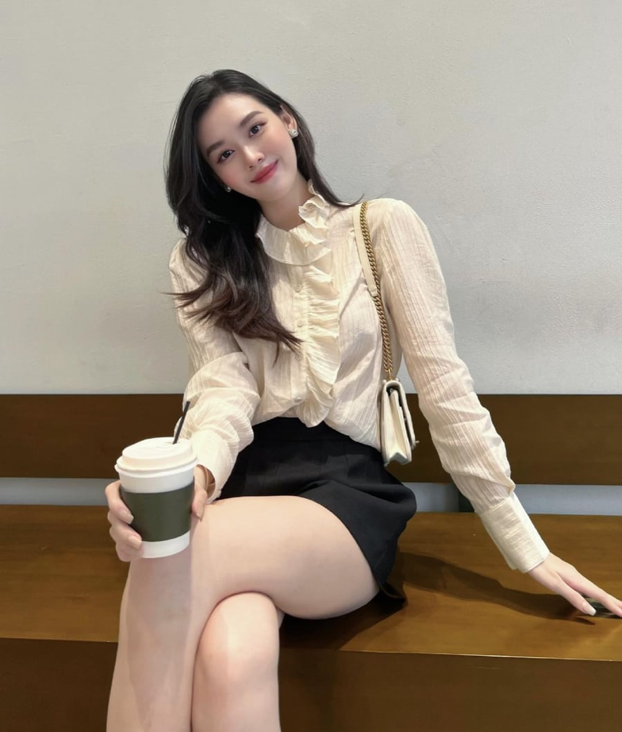 Khi kết hợp cùng quần jeans, chân váy hay quần âu, áo trắng cách điệu mang lại tổng thể gọn gàng, sáng sủa và phù hợp với nhiều hoàn cảnh khác nhau