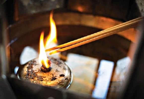 Để lễ cúng diễn ra trang nghiêm và trọn vẹn ý nghĩa, gia chủ cần chú ý cả về trang phục lẫn trình tự hành lễ.    