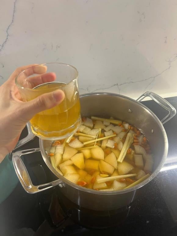 Công thức này phù hợp với người mới bị cảm lạnh, có biểu hiện sợ lạnh, hắt hơi, nghẹt mũi, ho kèm đờm loãng và trong.      