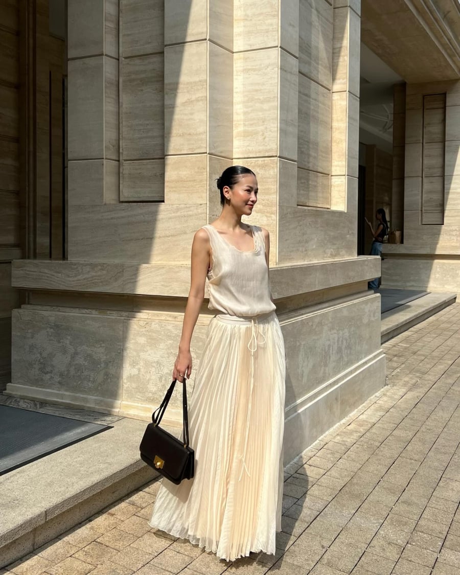 Chân váy trắng thường xuất hiện trong những bản phối dạo phố hoặc du lịch của sao nữ Việt nhờ khả năng tạo hình ảnh dịu mắt và dễ ứng dụng.