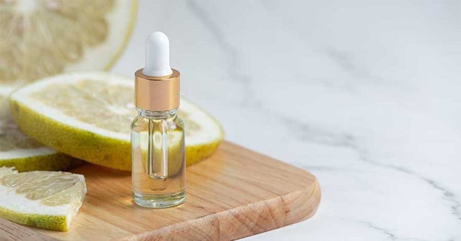 Vỏ bưởi từ lâu đã được xem là nguyên liệu “vàng” trong chăm sóc tóc nhờ chứa nhiều tinh dầu tự nhiên cùng vitamin A, C, E và các hoạt chất chống oxy hóa