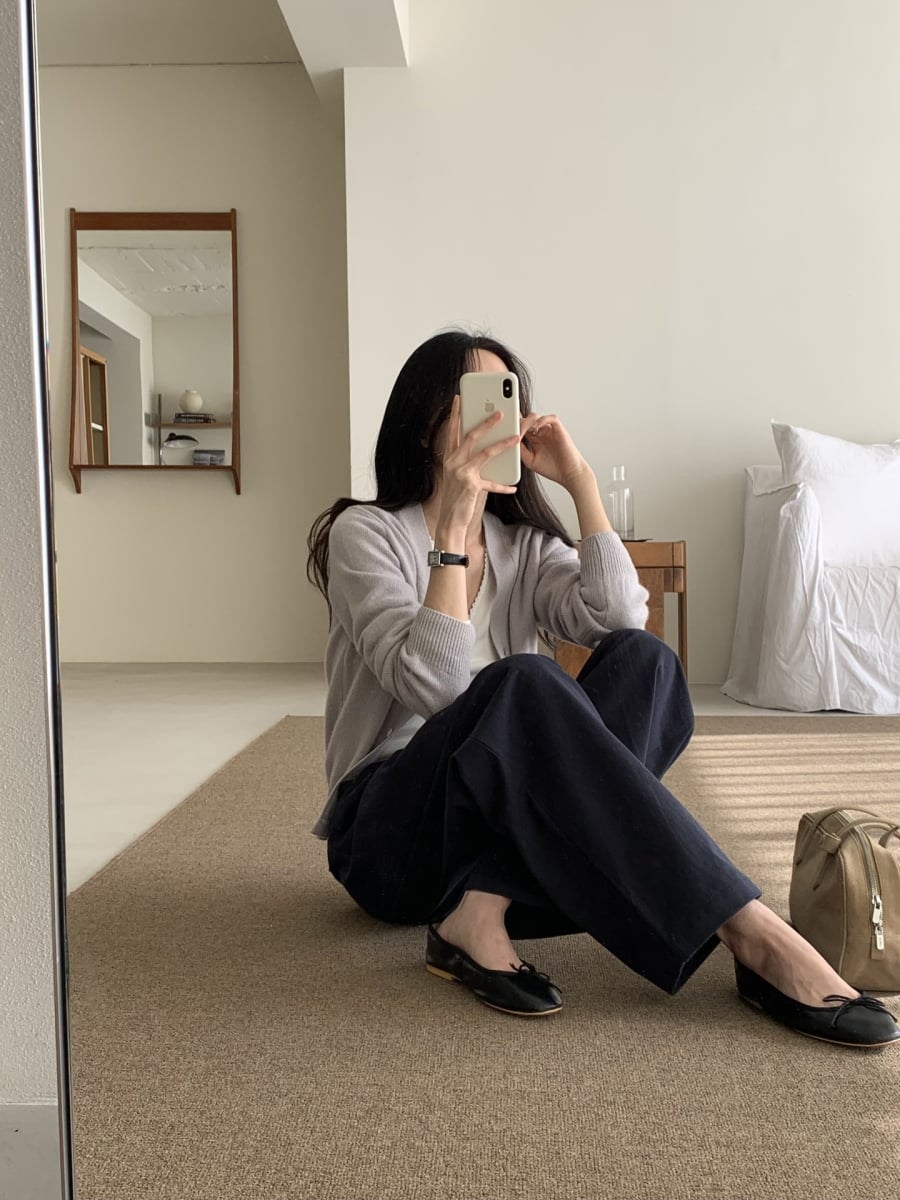  Để tránh cảm giác vóc dáng bị thấp đi, các thiết kế mũi nhọn nhẹ hoặc quần có độ dài chạm mắt cá thường được ưu tiên, giúp tổng thể hài hòa và dễ nhìn hơn.