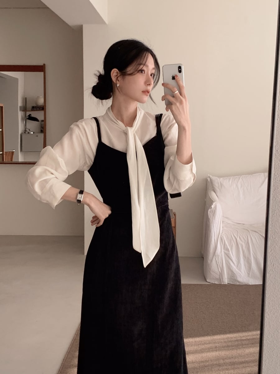 Phom váy thường suông hoặc ôm nhẹ, giúp che khuyết điểm tốt và mang lại sự thoải mái khi mặc. 