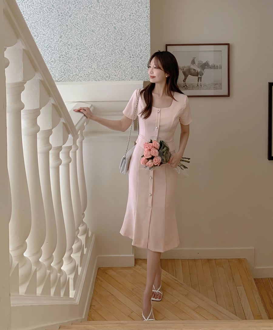 Các thiết kế váy pastel thường đi kèm chi tiết mềm mại như tay bồng, dáng chữ A hay cổ tròn, góp phần tăng cảm giác nữ tính.