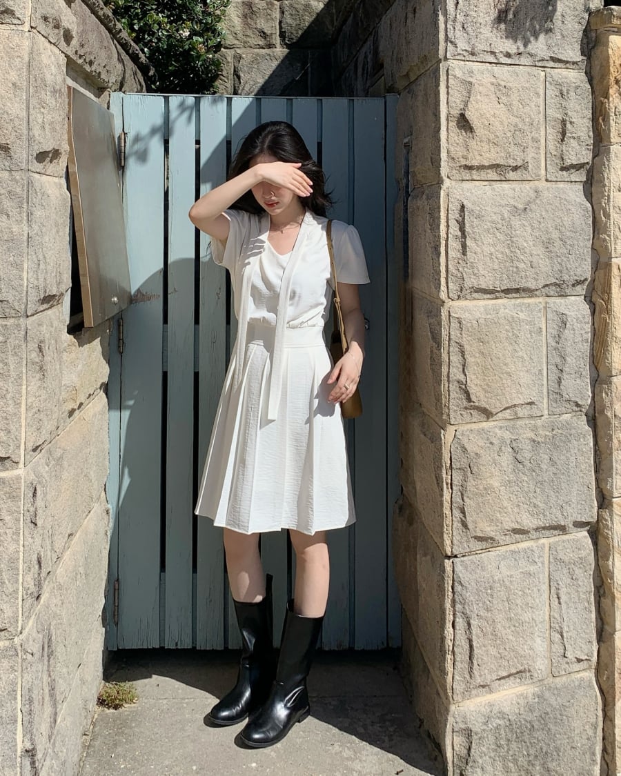 Để tránh cảm giác quá phô trương, các dáng váy chữ A, váy xếp ly hoặc váy suông nhẹ thường được ưu tiên vì dễ mặc và phù hợp với nhiều dáng người.