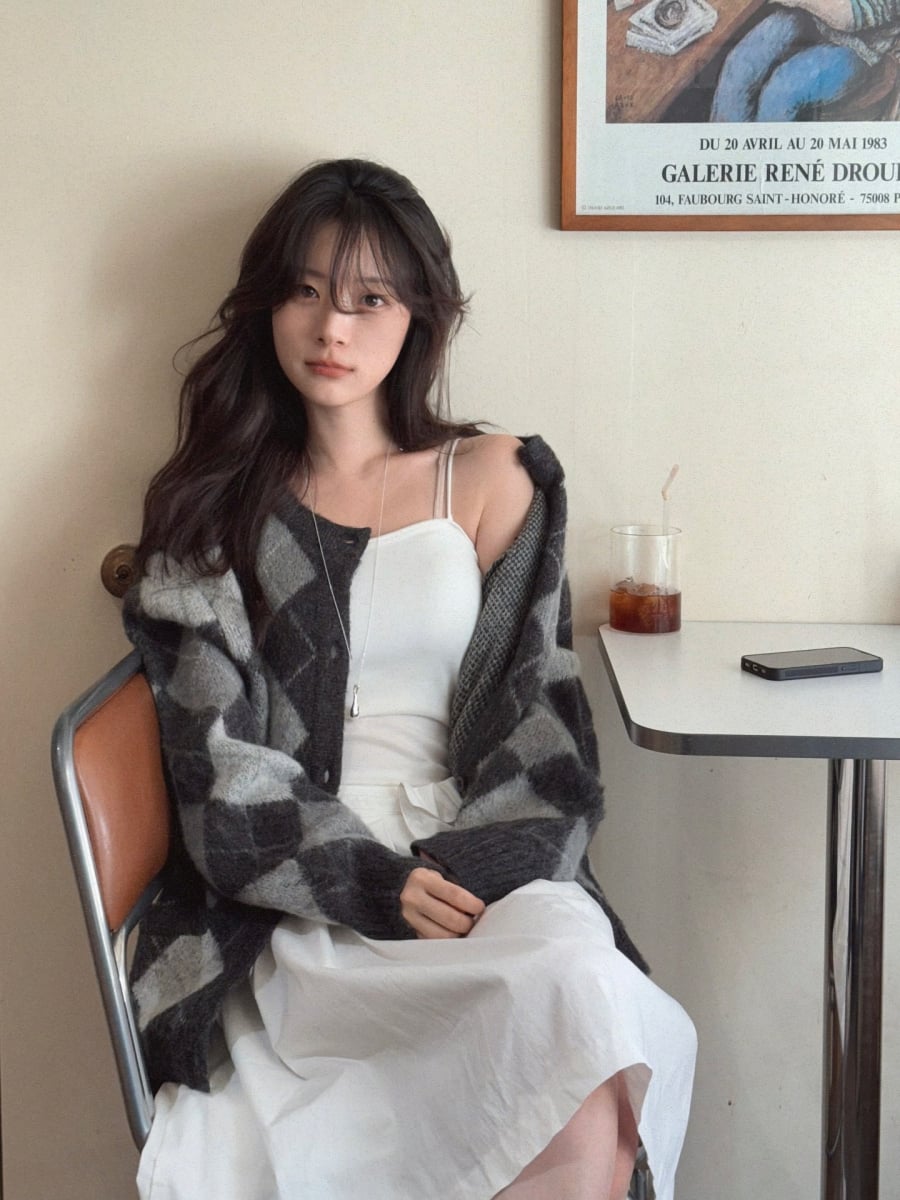 Các thiết kế như váy dáng suông, váy sơ mi, váy babydoll hay váy cotton đơn giản đều mang lại cảm giác trẻ trung mà không cần quá nhiều phụ kiện