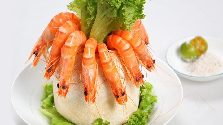 Tôm hấp nước dừa là món ăn thanh nhẹ, phù hợp với mọi lứa tuổi, đặc biệt là trẻ nhỏ. 