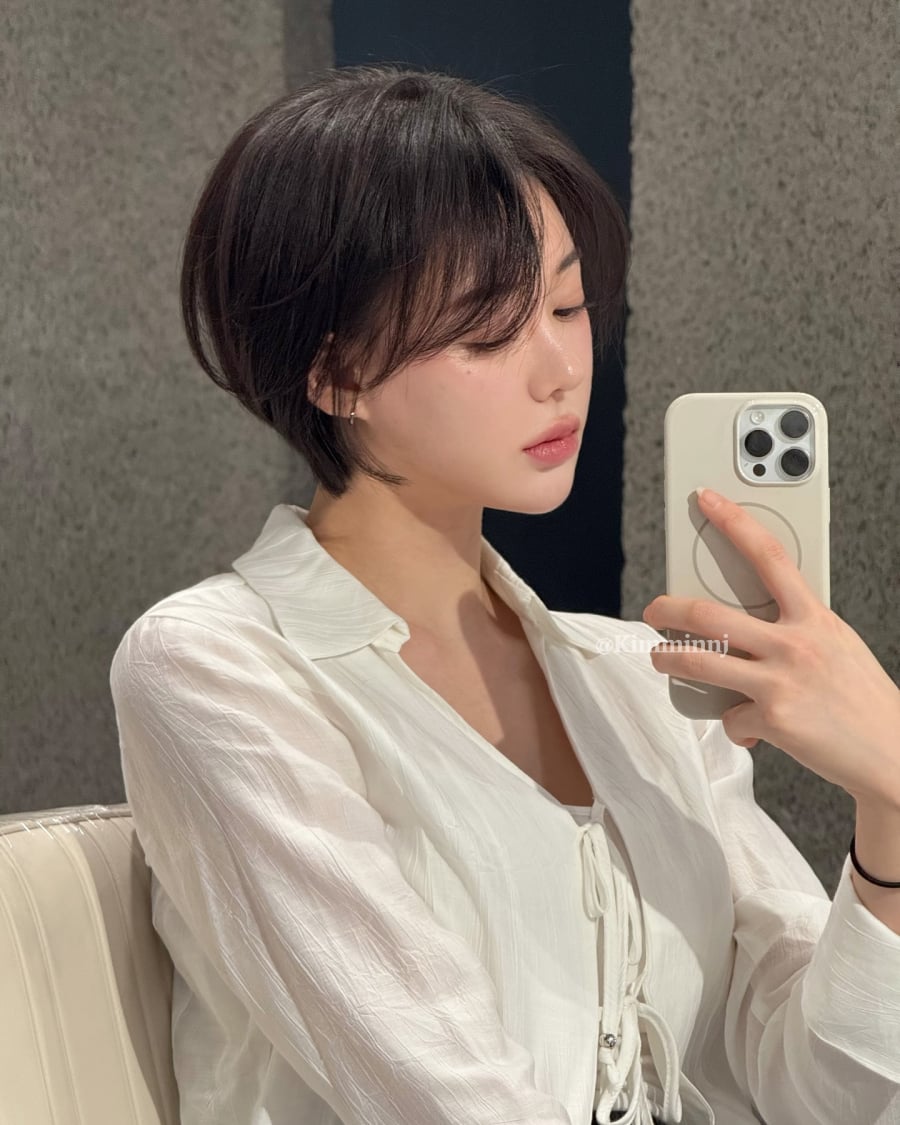  Tóc được cắt ngắn, tỉa layer khéo léo để làm nổi bật đường nét gương mặt, đặc biệt là vùng mắt và gò má.