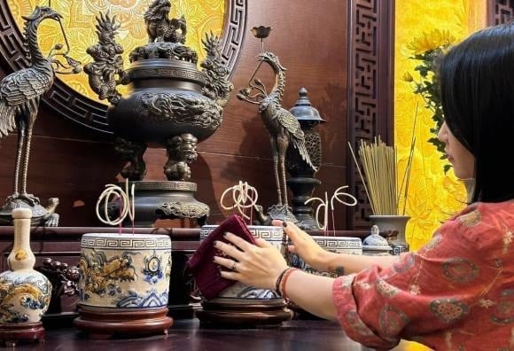 Trong các vật phẩm thờ cúng, bát hương giữ vai trò đặc biệt quan trọng. 