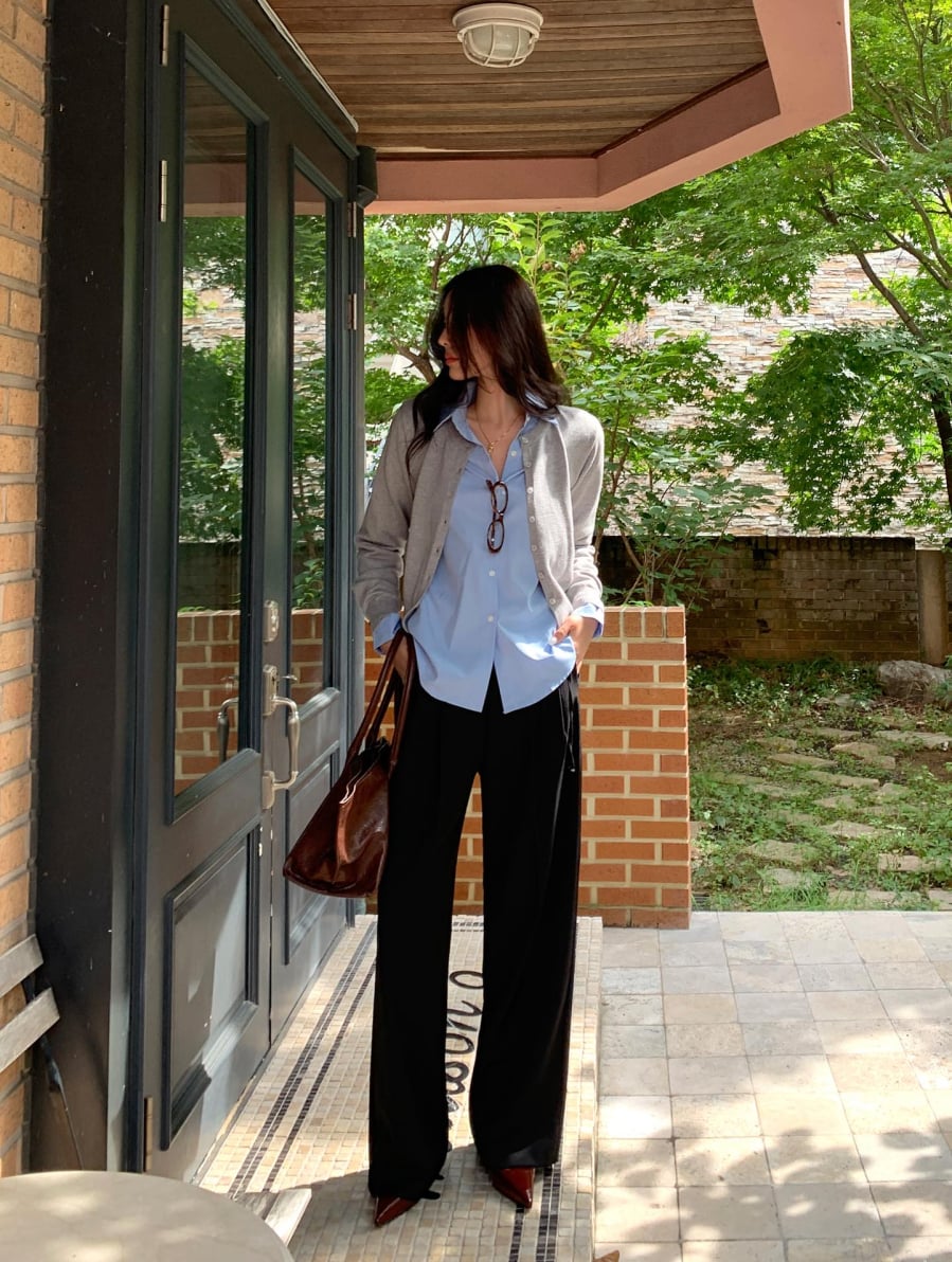  Bảng màu nhã nhặn góp phần làm tổng thể hài hòa, dễ mặc trong nhiều hoàn cảnh, từ đi làm đến dạo phố cuối tuần.