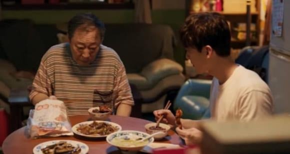 Việc vay mượn trong lúc khó khăn vốn là chuyện bình thường ở làng quê, bởi ai cũng có lúc túng thiếu, cần sự giúp đỡ từ người quen.