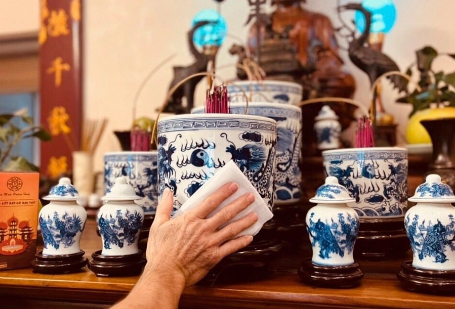 Trước hết, gia chủ cần tránh việc dịch chuyển bát hương. S